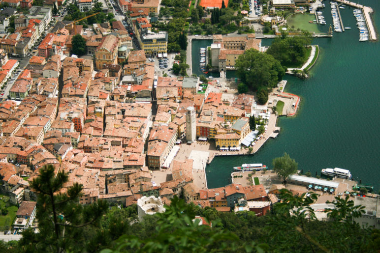 Ausblick auf die Dächer der Altstadt von Riva del Garda