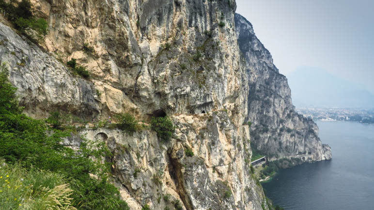 Wanderung auf der Ponalestraße nach Riva del Garda auf