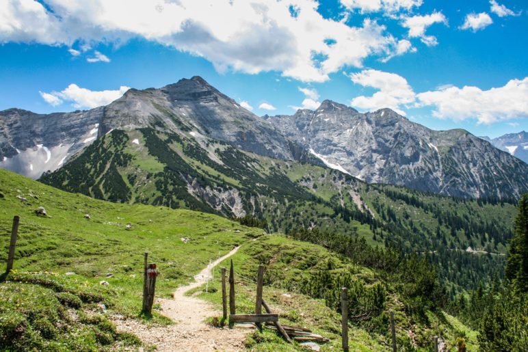 Grandiose Ausblicke auf die Karwendelberge sind bei dieser Wanderung garantiert