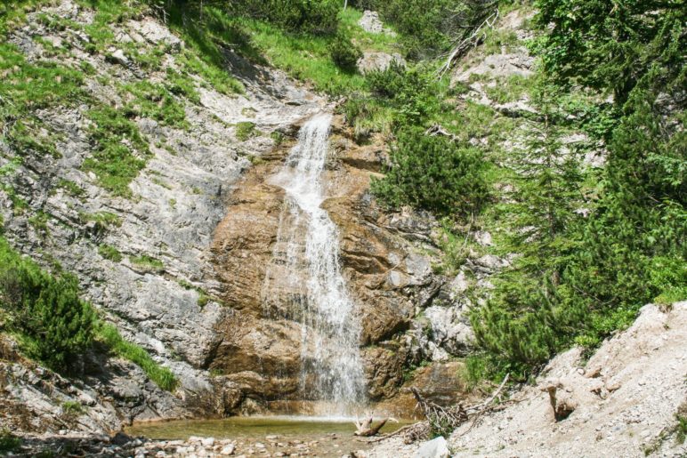 Ein Wasserfall zum Ende der Wanderung