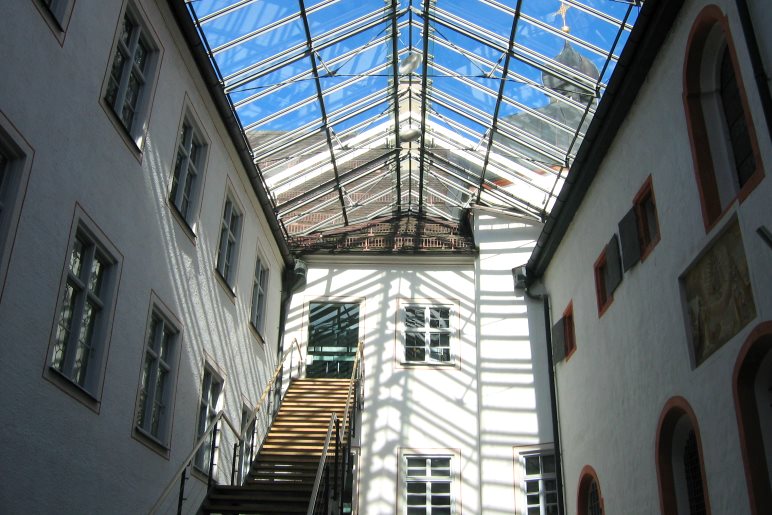 Alte Gebäude und moderne Architektur im Innenhof des Klosters Andechs