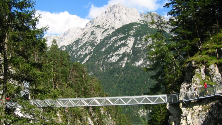 Nicht umsonst ist es die Panoramabrücke: Toller Blick auf das Karwendelmassiv
