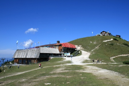 Die Bergstation der Wankbahn, im Hintergrund das Wankhaus