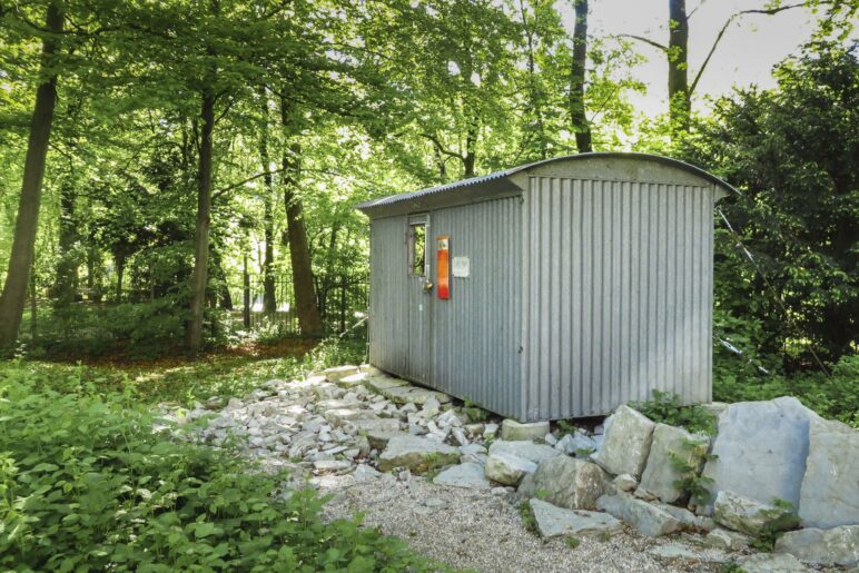 Die alte Biwakschachtel vom Jubiläumsgrat steht nun im Garten des Alpinen Museums