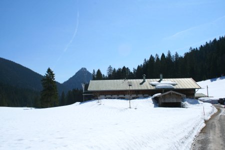 Die Schwarztennalm, fast vollständig vom Schnee verdeckt