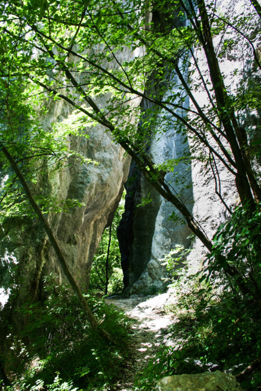 Am Felstor auf dem Weg zum Gipfel des Nodice