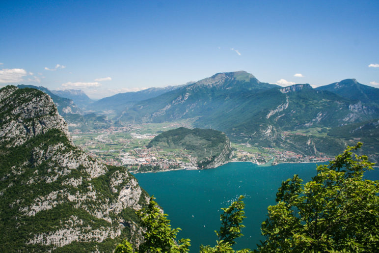 Blick vom Nodice auf Riva del Garda und den Monte Brione