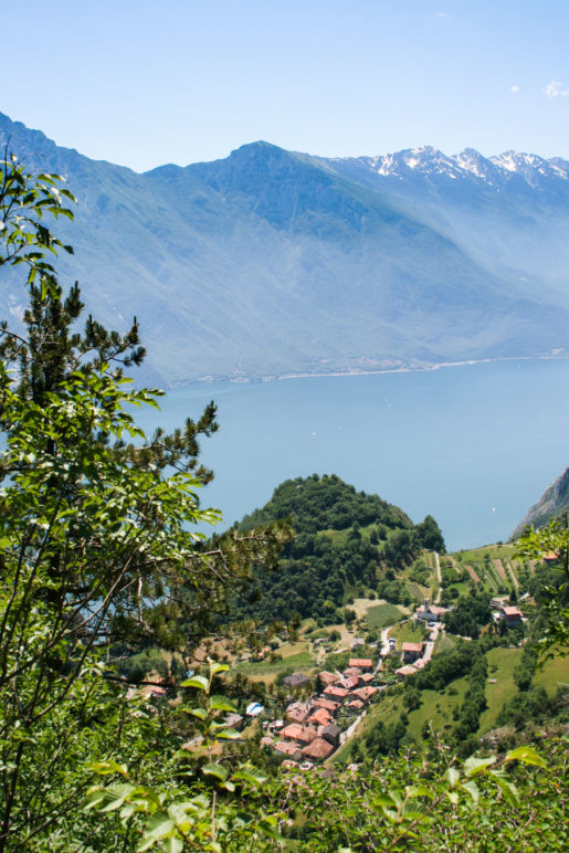 Unter uns liegt Pregasina. Und gegenüber der Monte Baldo