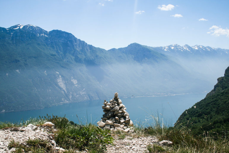 Oberhalb von Pregasina, Blick zum Monte Baldo. Was heißt eigentlich Steinmandl auf italienisch?