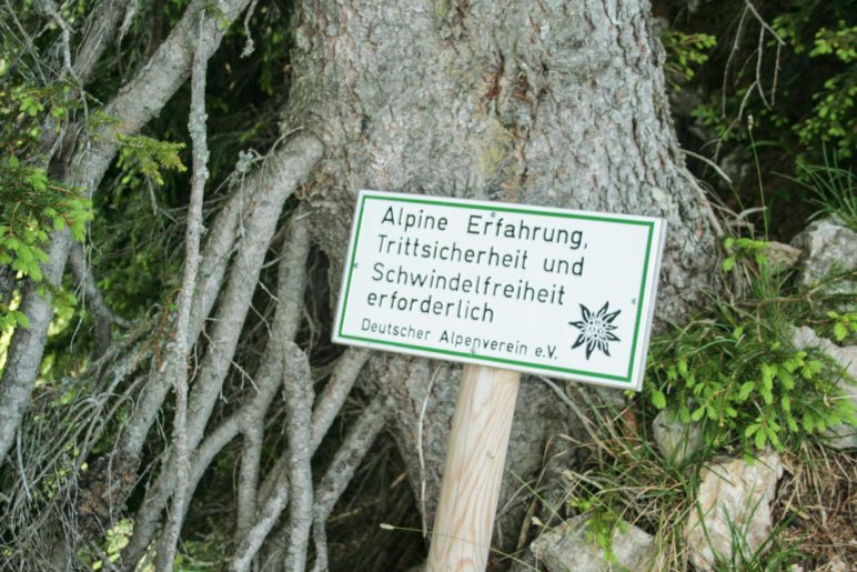 Das alte Schild, das auf Alpine Erfahrung und Trittsicherheit verweist, haben wir nicht mehr gesehen. Schadet aber nicht, wenn man sie hat