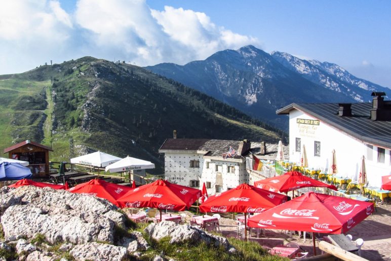 Das Gasthaus Baita dei Forti neben der Bergstation der Funivia Monte Baldo