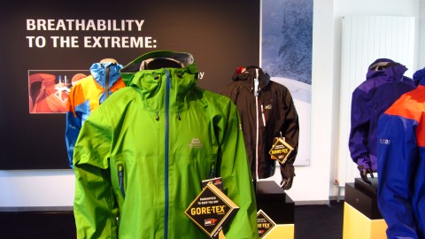 Einige Jacken mit Gore-Tex Active Shell im Showroom