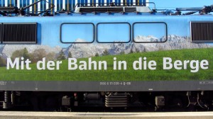 Mit der Bahn in die Berge - diese Lok der Bahn wirbt dafür