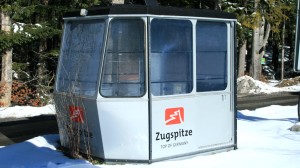 Direkt neben dem Eibsee-Bahnhof der Zugspitzbahn: Eine Gondel macht Werbung für: Top of Germany