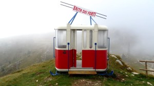 Eine Gondel der alten Monte Baldo Seilbahn am Gardasee steht jetzt ganz in der Nähe der Bergstation Baita dei Forti