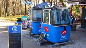 Gondeln der Wankbahn im Englischen Garten in München.