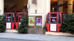 Gondeln vor dem Hotel Vier Jahreszeiten in der Maximilianstraße in München.