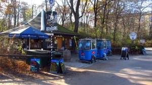 Die Wankbahn-Gondeln stehen vor dem Milchhäusl im Englischen Garten.