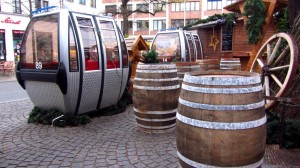 Zwe Seilbahngondeln auf dem Weihnachtsmarkt am Viktualienmarkt