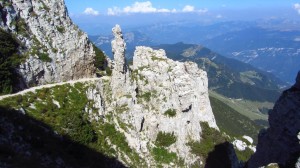 Eine kleine Felsspitze am Monte Baldo Wanderweg