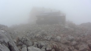 Plötzlich taucht es im Nebel auf: Das Ingolstädter Haus