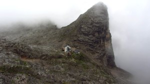 Der Blick zurück zum Riemannhaus, das wirklich mitten im Fels erbaut wurde