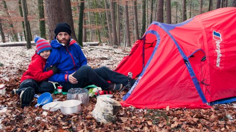 Das Zelt kommt im Rucksack oder Fahrradanhänger mit - Foto: Sebastian Stiphout