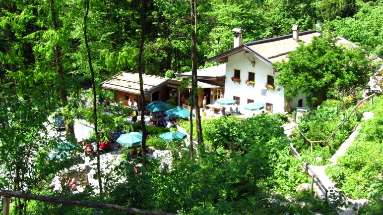 Das Gasthaus Klobenstein mit gemütlichem Gastgarten