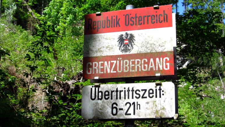 Ein Grenzschild zwischen Österreich und Österreich?