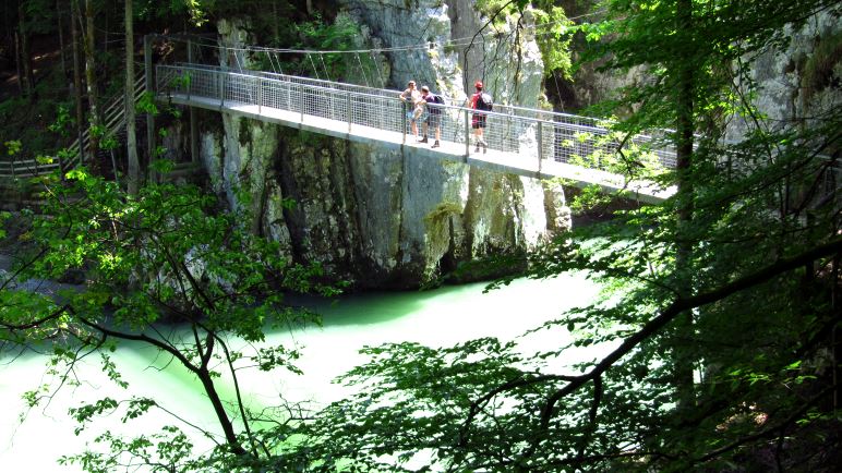 Die Hängebrücke über die Tiroler Ache