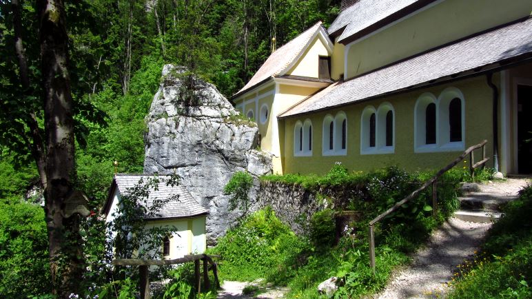 Die Kapelle direkt vor dem Klobenstein