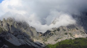 Dramatische Wolken rund um die Gosaukamm-Berge