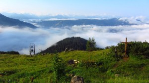 Das Tal liegt am Morgen noch im Nebel