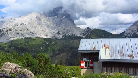 Der Winterraum der Hofpürglhütte vor dem Rötelstein