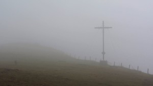 Das Pferdskopf-Gipfelkreuz liegt noch im Nebel