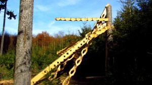 Das große Holzkunstwerk, etwa auf der Hälfte des Weges