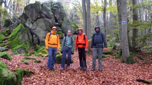 Vier Wanderblogger an der Steinwand