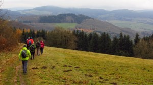 Bloggerwanderer auf dem Weg zur Fuldaquelle