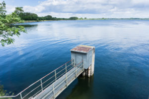 Wenn die Sonne scheint, wirkt das Wasser richtig strahlend blau