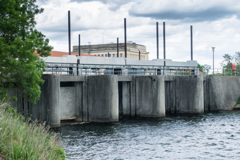 Mächtige Betonmauern am Einlass des Kraftwerks Neufinsing