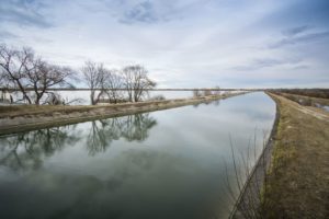 Der Ismaninger Speichersee und der Isarkanal. Der Weg dazwischen ist eine Sackgasse, die am Kraftwerk endet