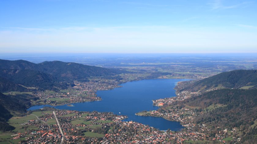 Der Tegernsee, vom Wallberg aus gesehen. Die Geschichte des Buches spielt allerdings im Winter