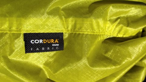 Die Cordura-Hülle knisterst etwas, nicht ideal für ein Kopfkissen