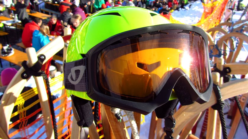 Auch beim Rodeln schadet es nicht, Skihelm und Skibrille zu tragen.