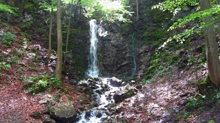 Einer von mehreren Wasserfällen, die wir auf der Wanderung sehen