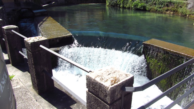 Der Aril Wasserfall, direkt an der vielbefahrenen Gardesana Straße