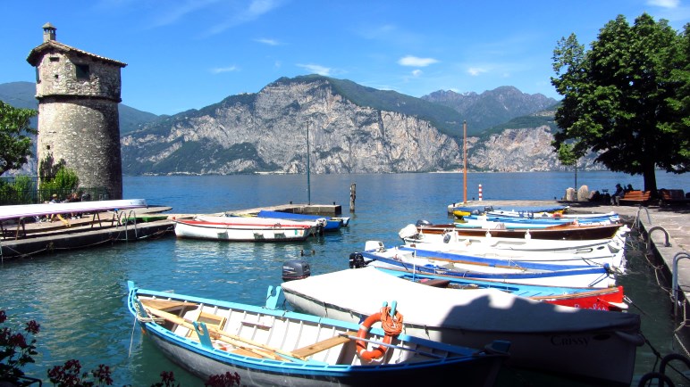 Der kleine Hafen von Cassone am Gardasee