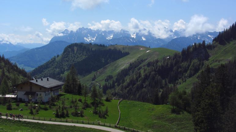 Von der Terrasse der Priener Hütte blickt man direkt aufs Kaisergebirge