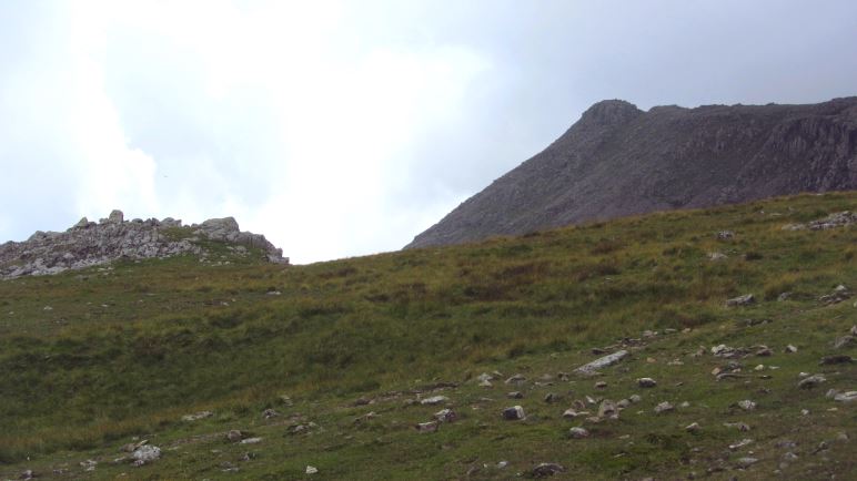 Der Gipfel gehört auch zum Scafell Massiv, ist aber noch nicht Scafell Pike