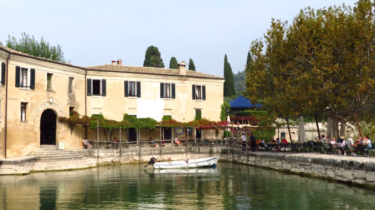 Die Taverna, die Gäste sitzen direkt auf der Hafenmole